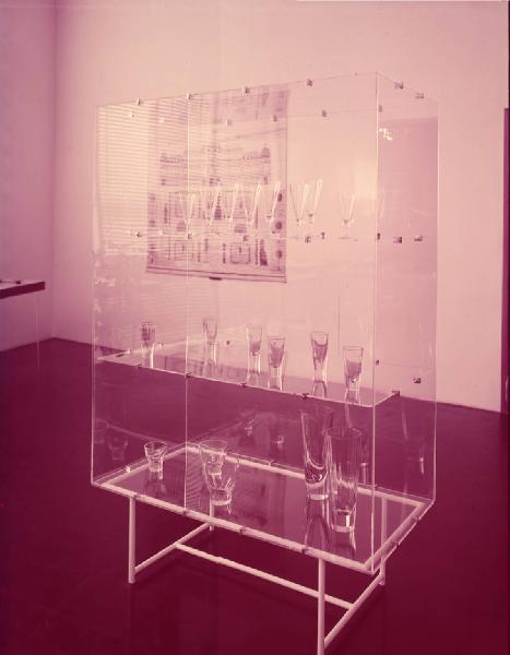 XI Triennale - Sezione dell'Austria - Vetrina con bicchieri e vasi di cristallo