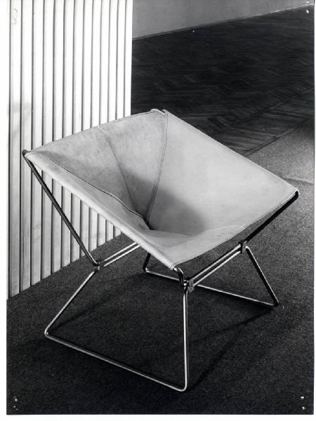 XI Triennale - Sezione della Francia - Poltrona a struttura metallica e sedile in cuoio - Pierre Paulin