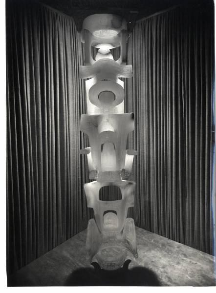 XI Triennale - Mostra delle Produzioni d'arte - Sezione dei pizzi, ricami, alabastri - Scultura in alabastro "figura ancestrale" - Mirko Basaldella