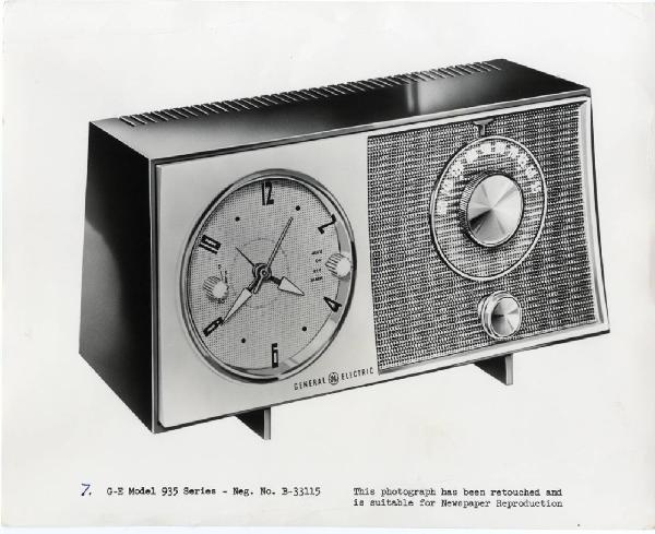 XI Triennale - Parco Sempione - Stati Uniti d'America - Radio con orologio modello 935