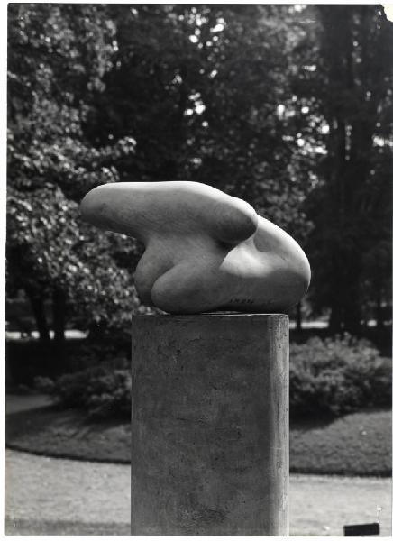 XI Triennale - Parco Sempione - Mostra internazionale di scultura nel parco Sempione - Scultura "Concrétion humaine" - Hans Arp