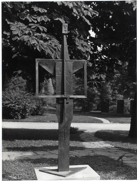 XI Triennale - Parco Sempione - Mostra internazionale di scultura nel parco Sempione - Scultura "L'homme aux mains jointes" - Pablo Picasso