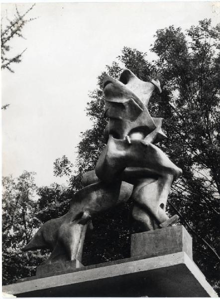 XI Triennale - Parco Sempione - Mostra internazionale di scultura nel parco Sempione - Scultura "Forme uniche della continuità nello spazio" - Umberto Boccioni