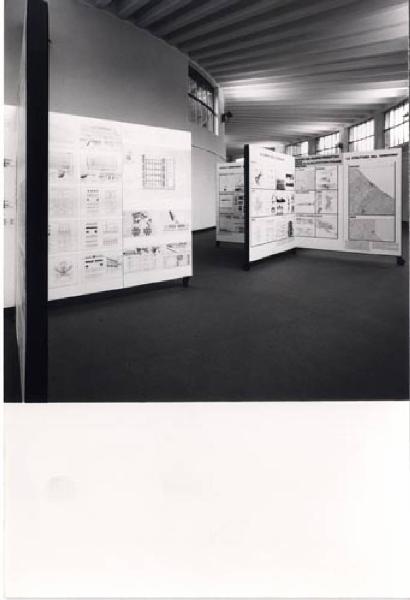 XVI Triennale - Secondo ciclo - Conoscenza della città - Quadro produttivo delle Facoltà di architettura italiane - Pannelli della Facoltà di Pescara