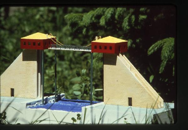 XVI Triennale - Terzo ciclo - Galleria del disegno - Belice '80: progetti alternativi - Modello in scala del ponte per il porto di Mazara del Vallo di Bruno Minardi con Franco Castagnetti, Massimiliano Casavecchia e Baldo Campana