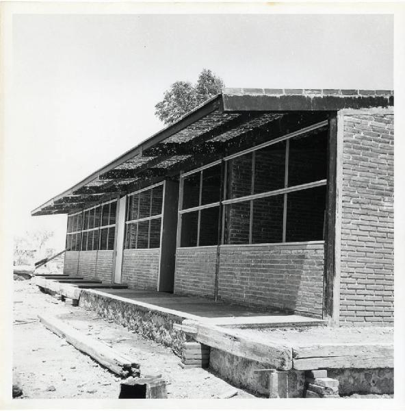 XII Triennale - Sezione del Messico - Lavori di costruzione di Scuola-casa rurale