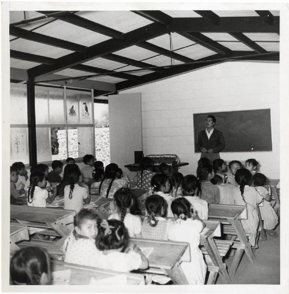 XII Triennale - Sezione del Messico - Lezione in scuola-casa rurale