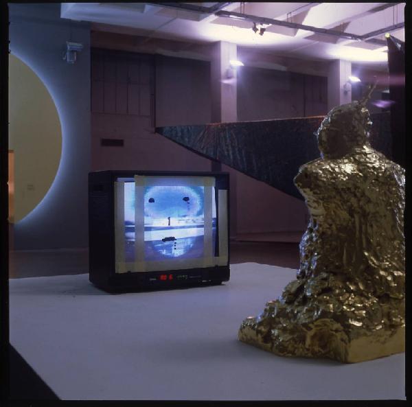 XVII Triennale - Le città del mondo e il futuro delle metropoli - Oltre la città la metropoli - Arte (produzione artistica e comportamenti culturali) - "TV Buddha" di Nam June Paik