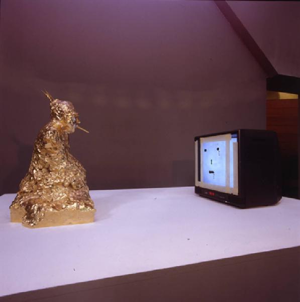 XVII Triennale - Le città del mondo e il futuro delle metropoli - Oltre la città la metropoli - Arte (produzione artistica e comportamenti culturali) - "TV Buddha" di Nam June Paik