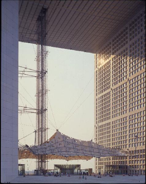 XVIII Triennale - Partecipazioni internazionali - Francia. La spirale e il cubo frattale - Il dialogo tra una forma semplice e una forma complessa: l'Arc de la Defense