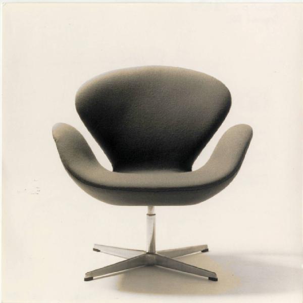 XVIII Triennale - Partecipazioni internazionali - Danimarca. Design danese: ricchezza e semplicità - Arne Jacobsen, sedia "il cigno"