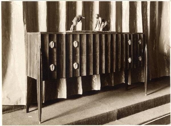 II Biennale - Sezione francese - Cassettone in amaranto di Jacques-Émile Rhulmann