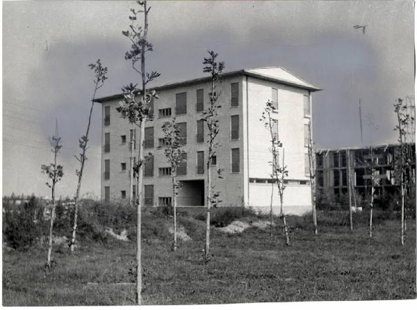 IX Triennale - Quartiere sperimentale della Triennale di Milano (QT8) - Casa a quattro piani con sistema costruttivo Ciarlini