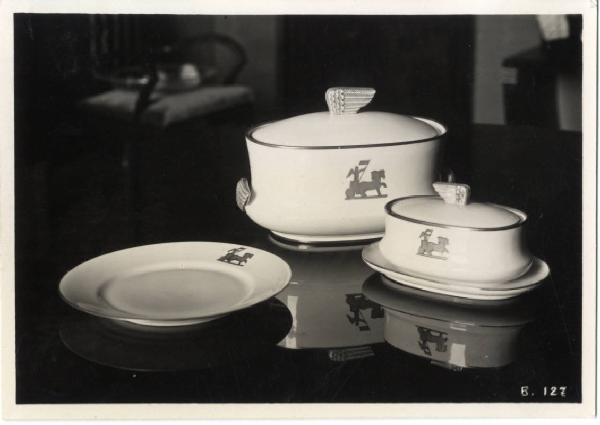 IV Triennale - Galleria della ceramica - Sala delle Manifature ceramiche Richard Ginori - Servizio da tavola in porcellana di Gio Ponti