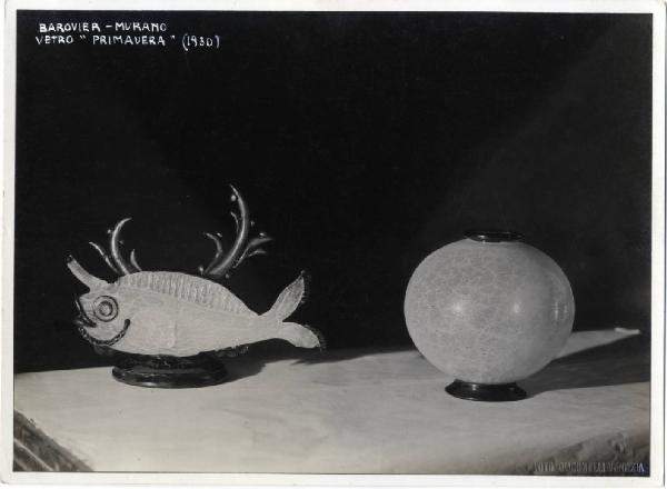 IV Triennale - Galleria dei vetri - Soprammobile a forma di pesce e vaso in vetro della serie "Primavera" di Barovier