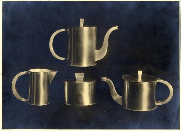 IV Triennale - Galleria dei metalli - Servizio da te e caffè in argento di Gio Ponti