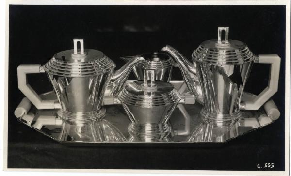 IV Triennale - Galleria dei metalli - Servizio da tè e caffè in argento di Mario Cereghini