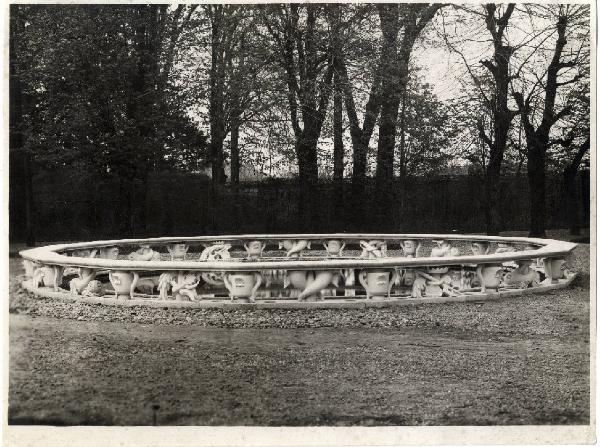 IV Triennale - Giardino - Balaustra per fontana in pietra vicentina su disegno di Tomaso Buzzi