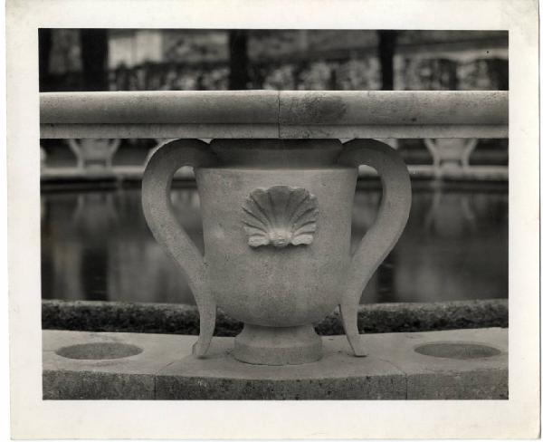 IV Triennale - Giardino - Balaustra per fontana in pietra vicentina su disegno di Tomaso Buzzi