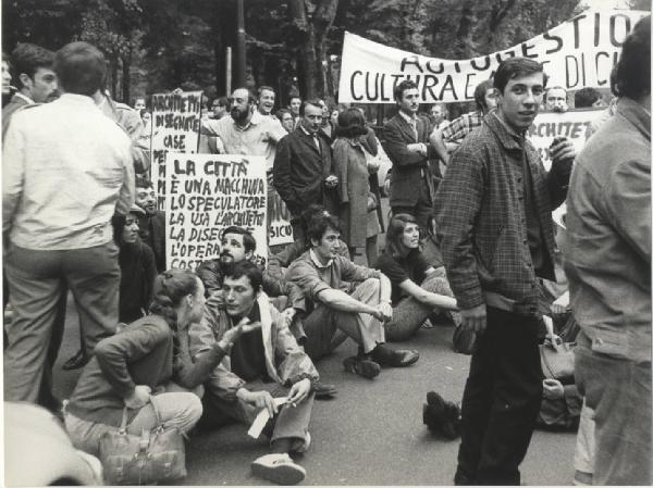 XIV Triennale - Occupazione della Triennale - Manifestazione prima dell'occupazione davanti al Palazzo dell'Arte