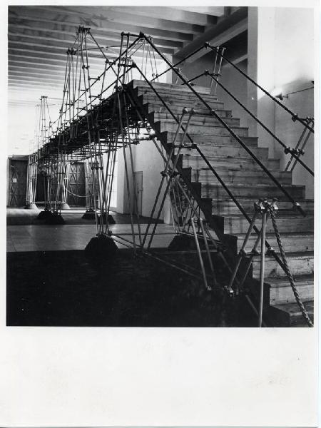 VIII Triennale - Unificazione, modulazione e industrializzazione nell'edilizia - Passerella sovrastante l'atrio - Giuseppe Ciribini - Luigi Mattioni