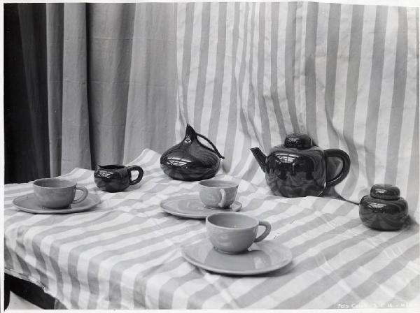 VIII Triennale - Oggetti per la casa - Servizio da thé in ceramica - Marcello Fantoni - Tessuti - Fede Cheti