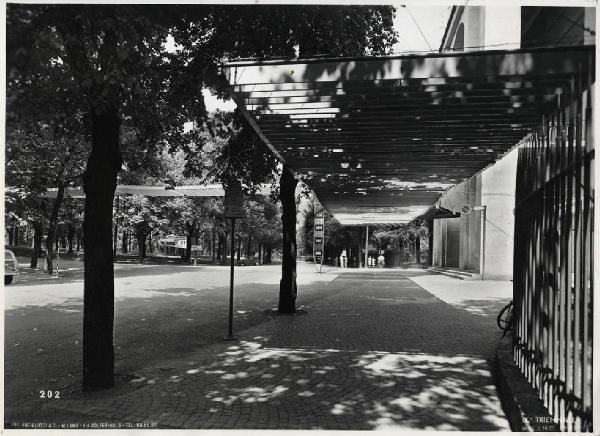 IX Triennale - Sistemazione del piazzale di fronte al Palazzo dell'Arte - Viale Alemagna - Pensilina frangisole - Giorgio Grando - Gianfranco Patrini