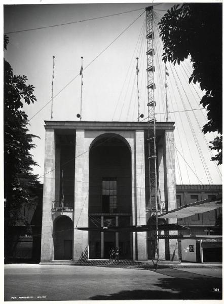 IX Triennale - Sistemazione del piazzale di fronte al Palazzo dell'Arte - Falcone e pensiline frangisole - Giorgio Grando - Gianfranco Patrini - Ingresso Palazzo dell'Arte