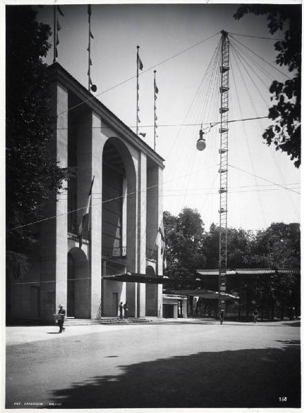 IX Triennale - Sistemazione del piazzale di fronte al Palazzo dell'Arte - Falcone e pensiline frangisole - Giorgio Grando - Gianfranco Patrini - Ingresso Palazzo dell'Arte