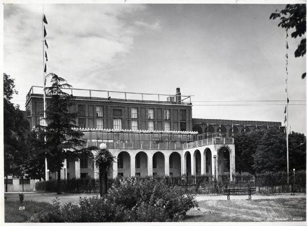 IX Triennale - Palazzo dell'Arte - Facciata verso il parco Sempione (fronte Est)