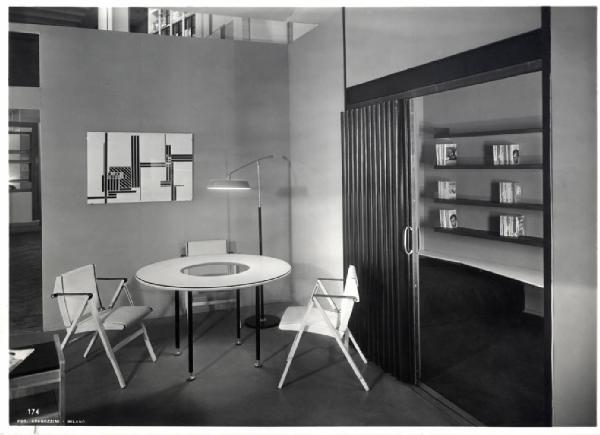 IX Triennale - Abitazione - Alloggio n. 7: elementi di appartamento - Marco Zanuso - Soggiorno, tavolo tondo con sedie