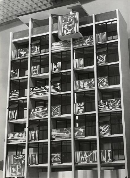 IX Triennale - Abitazione - Scomparto B - Modello in scala di facciata di casa progettata da Marco Zanuso con applicazioni decorative di Corrado Cagli