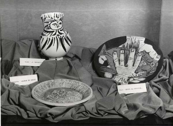 IX Triennale - Mostre temporanee - Ceramiche di Pablo Picasso - Vaso "La Chouette", piatti "Joueur de diole" e "Mains au poisson"