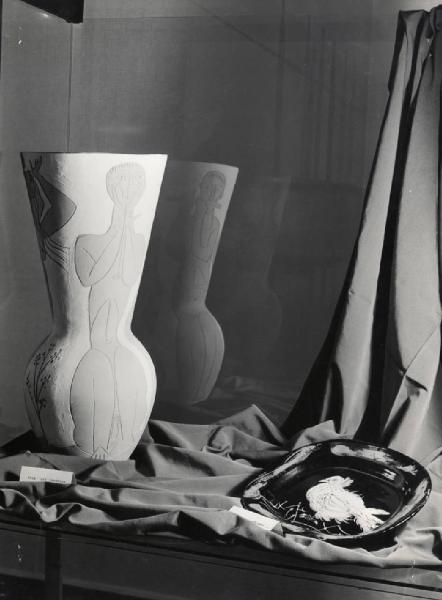 IX Triennale - Mostre temporanee - Ceramiche di Pablo Picasso - Vaso "Les danseurs" e piatto "Columbe"