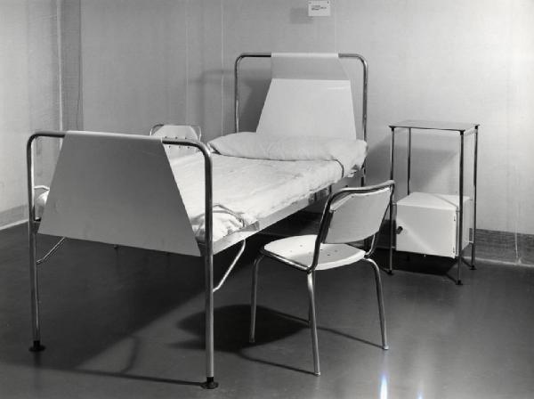 IX Triennale - Architettura ospedaliera - Letto da degenza, sedia e tavolo da notte - Enea Manfredini