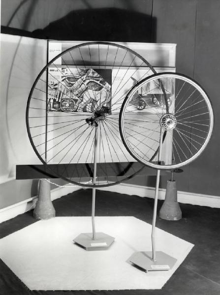 IX Triennale - Mostre temporanee - Mostra didattica sull'evoluzione della bicicletta - Ruote a raggi