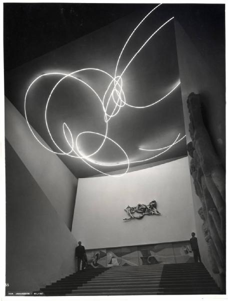 IX Triennale - Palazzo dell'Arte - Scalone d'Onore - Luciano Baldessari e Marcello Grisotti - Installazione luminosa "Luce spaziale" di Lucio Fontana
