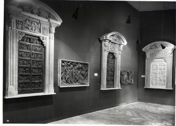 IX Triennale - Mostra dei concorsi del Duomo e Mostra d'arte sacra - Salone d'onore - Prototipi per la realizzazione della quinta porta del Duomo di Milano