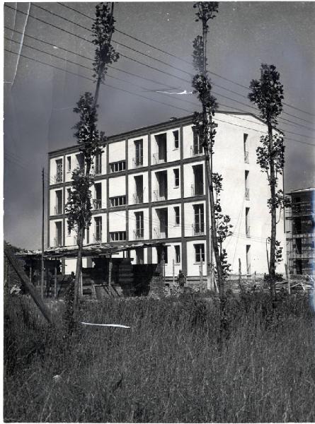 IX Triennale - Quartiere sperimentale della Triennale di Milano (QT8) - Casa a quattro piani con sistema di costruzione Gaburri - Gabriele Mucchi