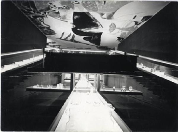 XII Triennale - Mostra internazionale del vetro e dell'acciaio - Scalone d'onore - Franco Albini - Soffitto decorato da Gianni Dova