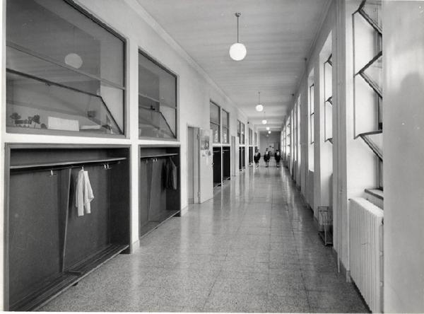 XII Triennale - La casa e la scuola - XII Triennale - Mostra della scuola - Milano, via Giusti - Scuola elementare - Corridoio interno