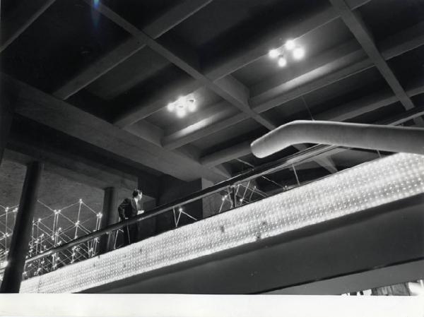 XIV Triennale - Mostra del grande numero - Introduzione - Le prospettive - Scala mobile che porta dal pian terreno al primo piano - Vittoriano Viganò - Pino Tovaglia - Livio Castiglioni