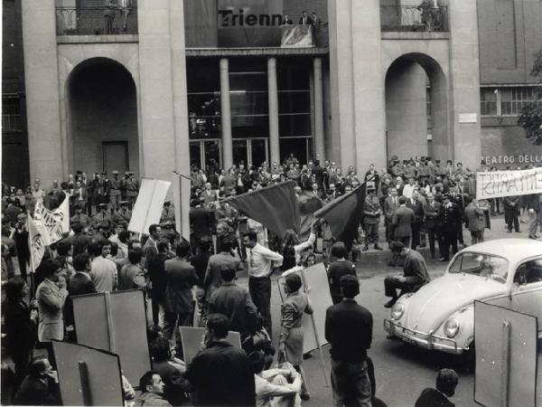 XIV Triennale - Occupazione della Triennale - Manifestazione prima dell'occupazione davanti al Palazzo dell'Arte