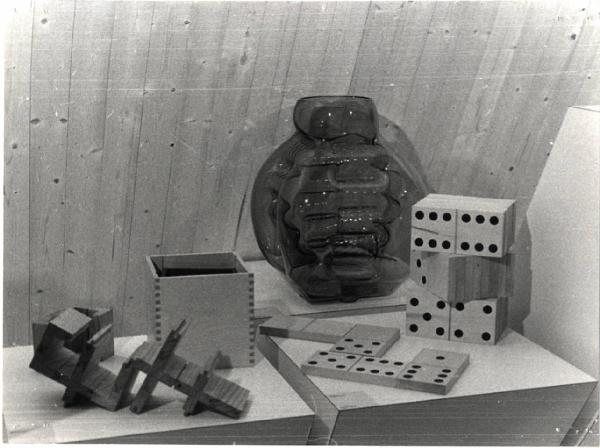 XV Triennale - Sezione del lavoro artigiano - Gioco ad incastro, scatola ad incastro e gioco del domino in legno di Enrico Waibi - Vaso in vetro di Toni Zuccheri