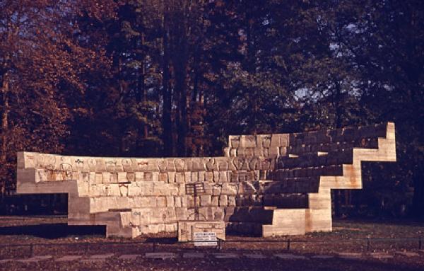 XV Triennale - Parco Sempione - Contatto arte-città - "Accumulazione musicale e seduta" di Pierre Fernandez Arman