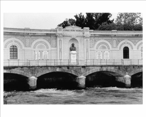 Marzano - Canale Vacchelli - Edificio delle chiuse di regolazione - Busto scultoreo di Pietro Vacchelli entro nicchia