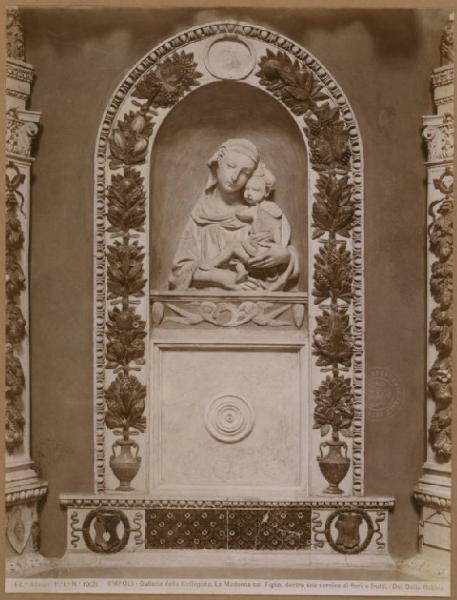 Madonna con Bambino entro cornice decorata - Scultura - Empoli - Galleria della Collegiata