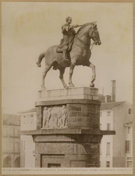 Donatello - Statua equestre del gattamelata - Scultura in bronzo su basamento marmoreo - Padova - Piazza del Santo