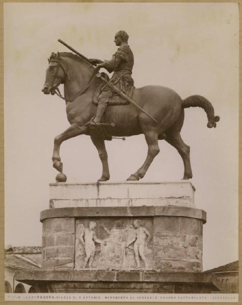 Donatello - Statua equestre del gattamelata - Scultura in bronzo su basamento marmoreo - Padova - Piazza del Santo