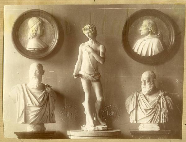 Berlino - Staatliche Museen - Parete con cinque sculture